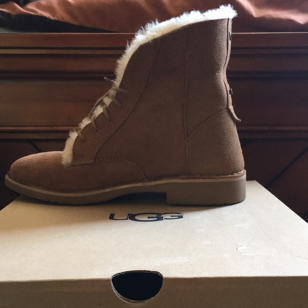 Women’s UGG Quincy Boot - Picture 3 of 3